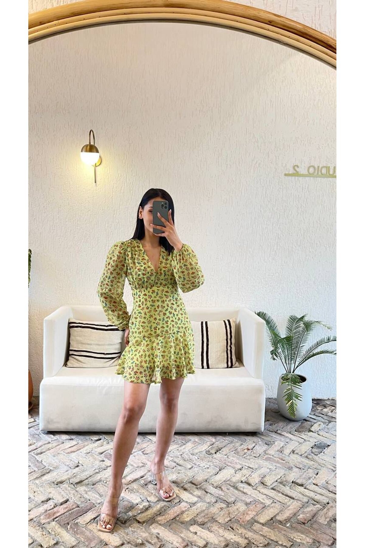 3015-YEŞİL ŞİFON ÖNÜ BÜZGÜLÜ KISA ELBİSE