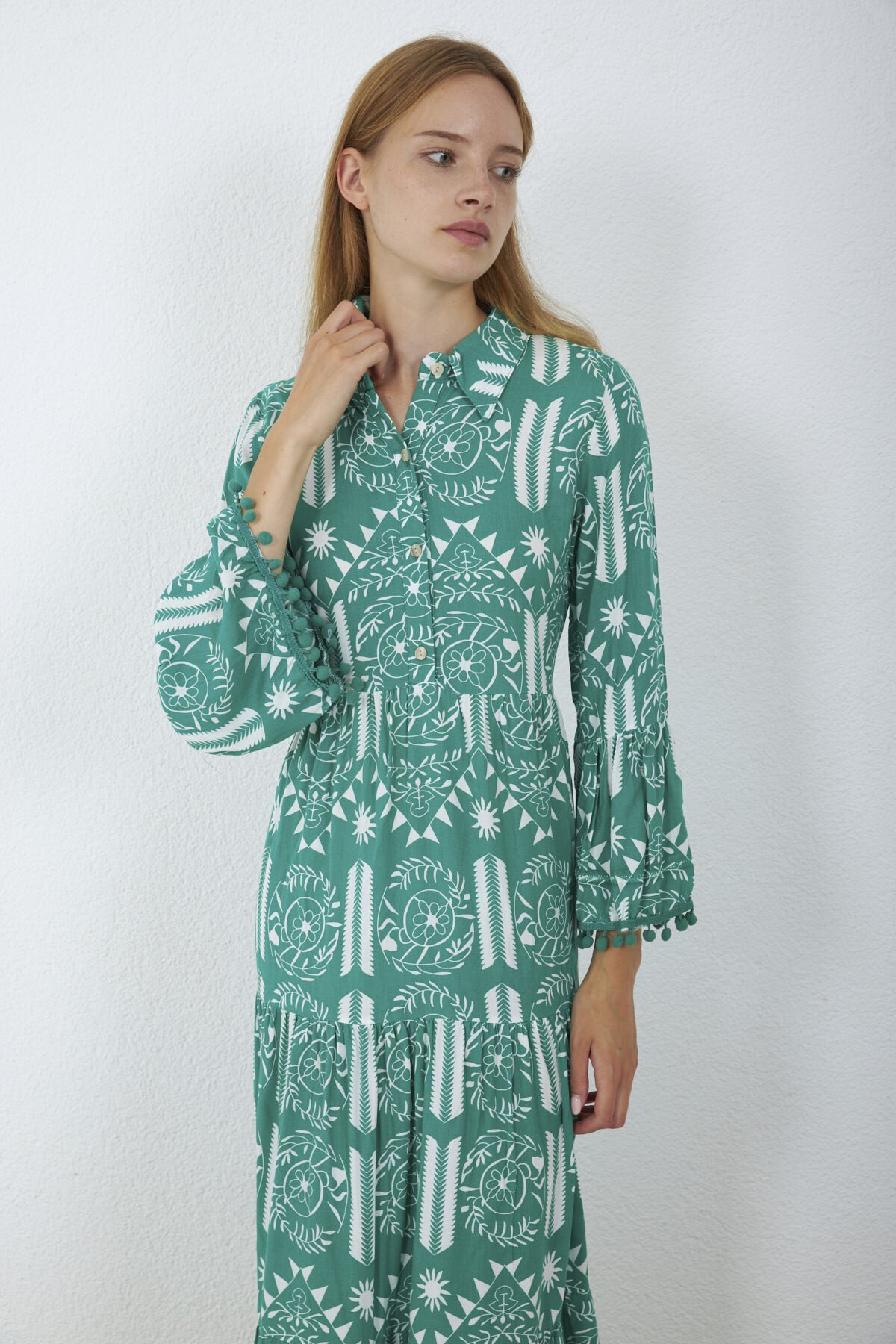 3072-Etnik Desenli Ponpon Detaylı Katlı Midi Elbise