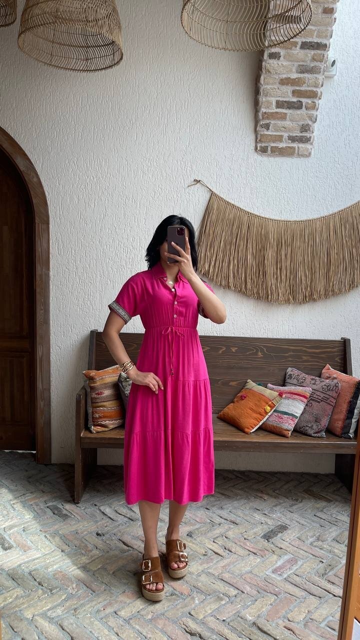 3080-PEMBE KOL MANŞETLERİ ŞERİTLİ ELBİSE