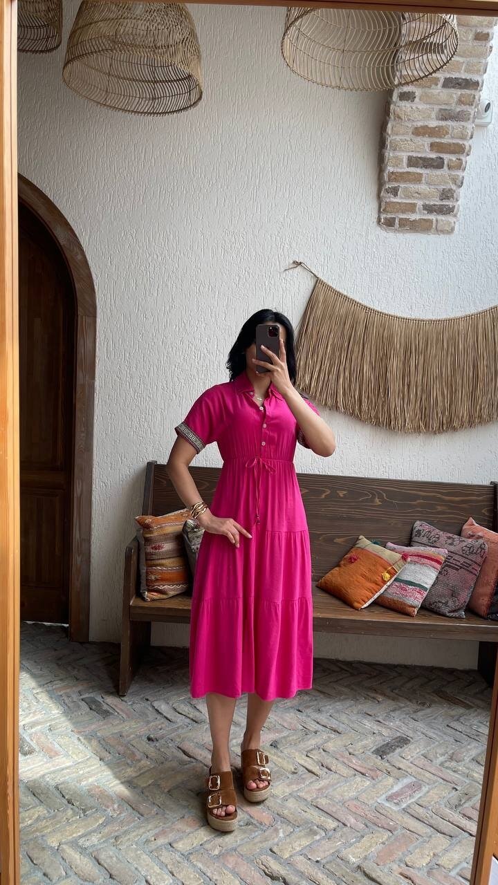 3080-PEMBE KOL MANŞETLERİ ŞERİTLİ ELBİSE