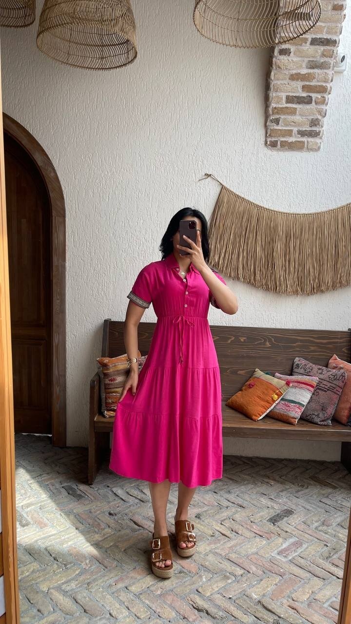 3080-PEMBE KOL MANŞETLERİ ŞERİTLİ ELBİSE