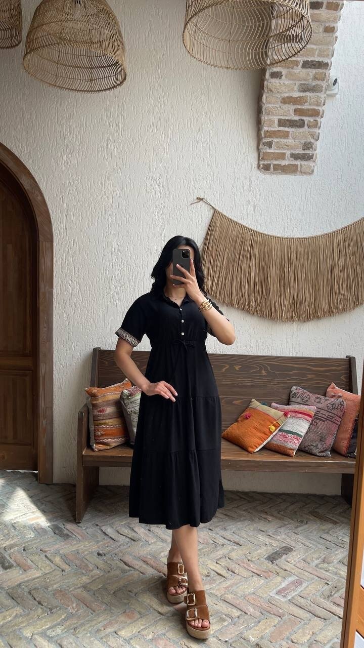 3080-SİYAH KOL MANŞETLERİ ŞERİTLİ ELBİSE