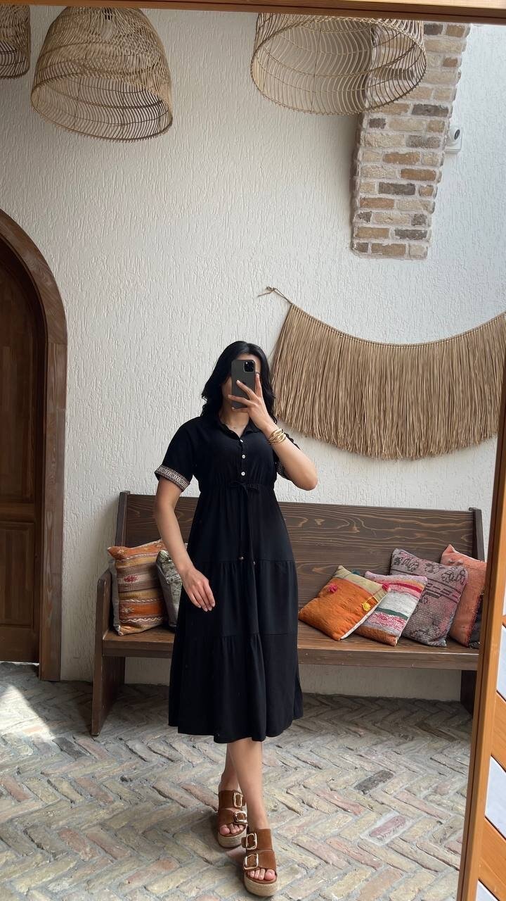 3080-SİYAH KOL MANŞETLERİ ŞERİTLİ ELBİSE