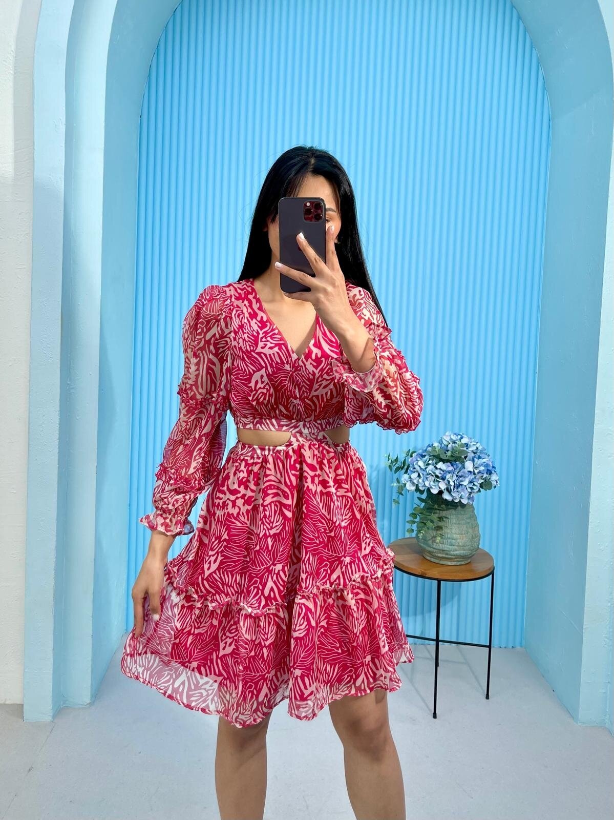 3256-PEMBE ÇİÇEK DESEN YANLARI AÇIK ELBİSE