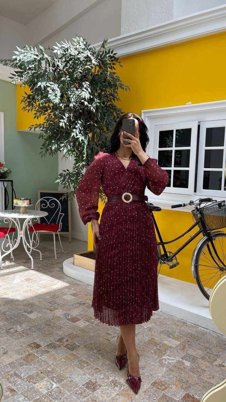 3286-BORDO KEMERLİ PUANTİYE DESEN ELBİSE
