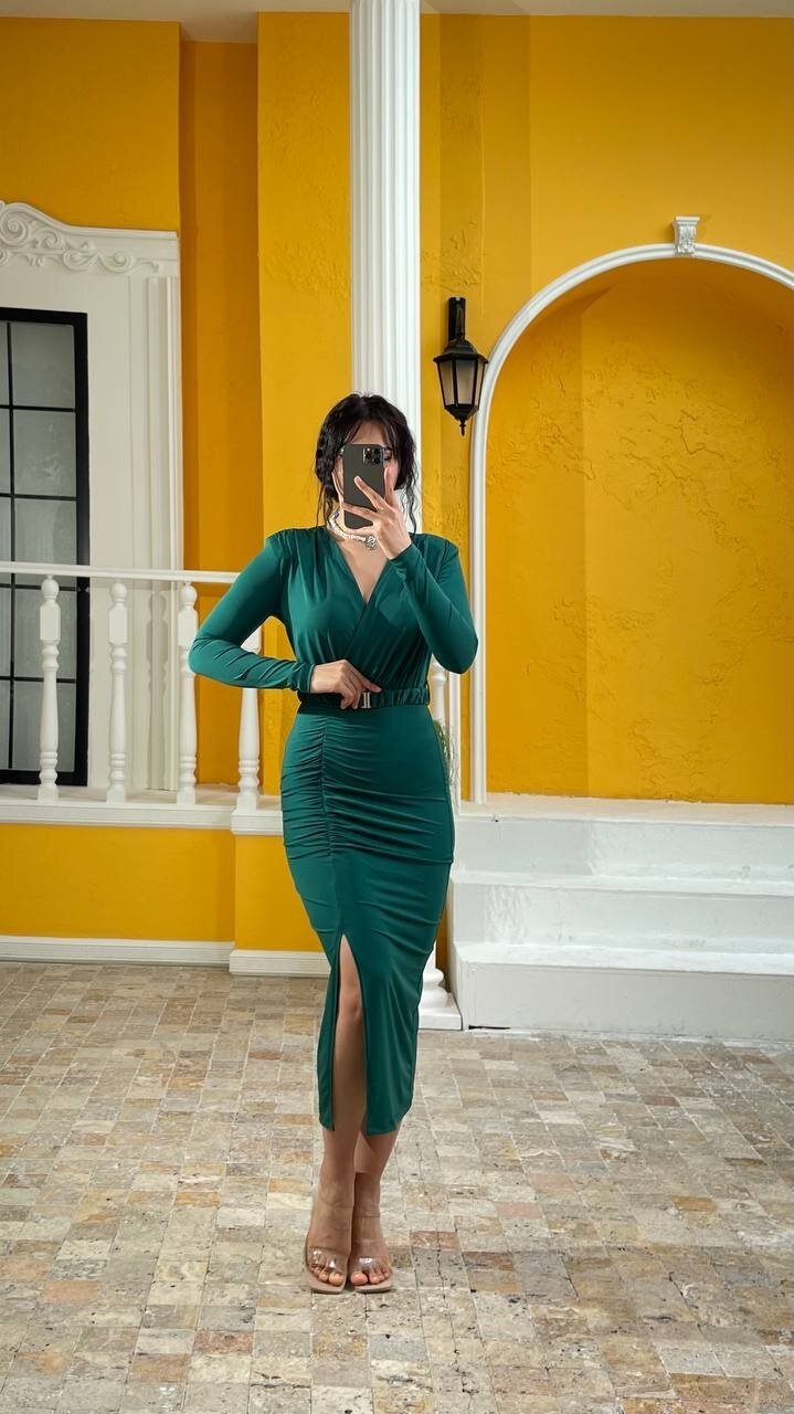 3361-YEŞİL BÜZGÜLÜ DEMİR TOKA KEMERLİ ELBİSE