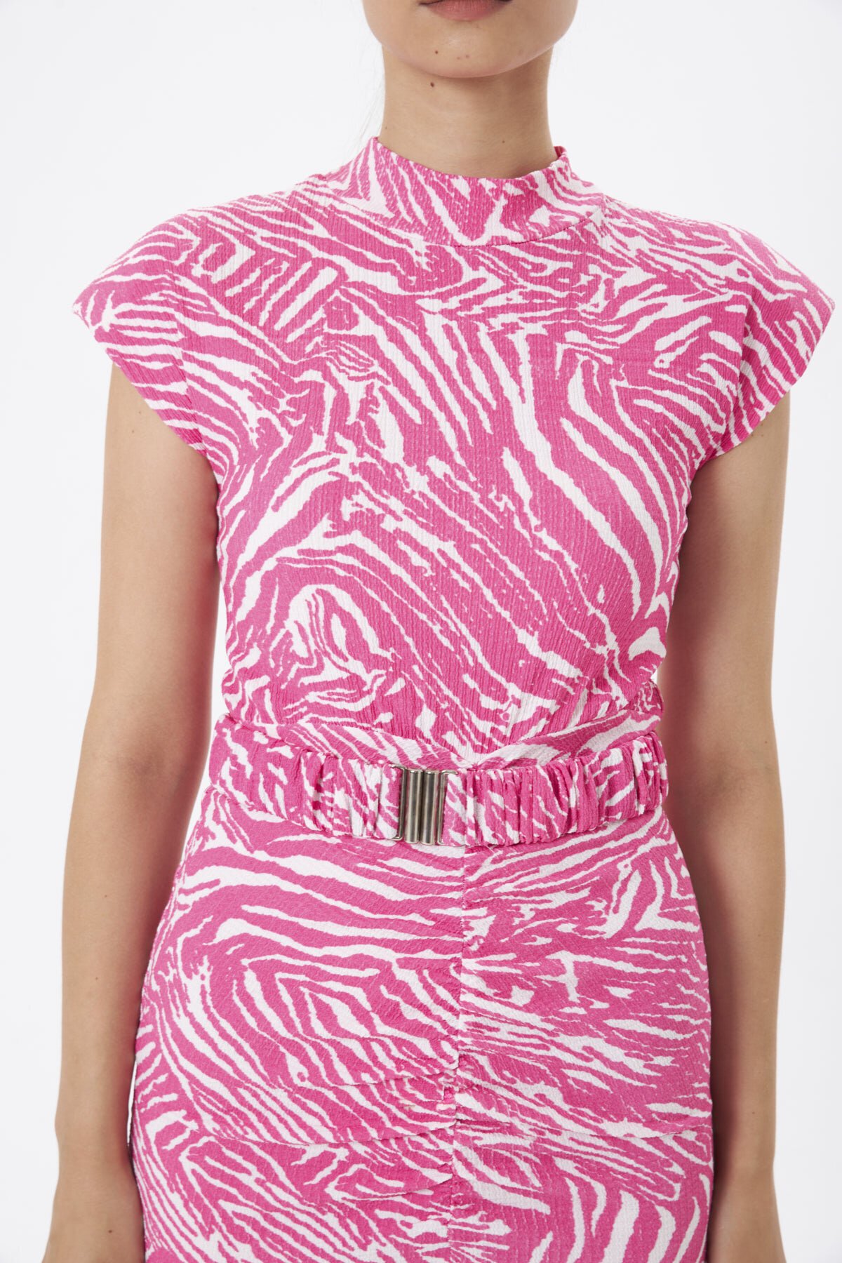3372-Pembe Zebra Desenli Dik Yaka Kemerli Yırtmaçlı Midi Elbise