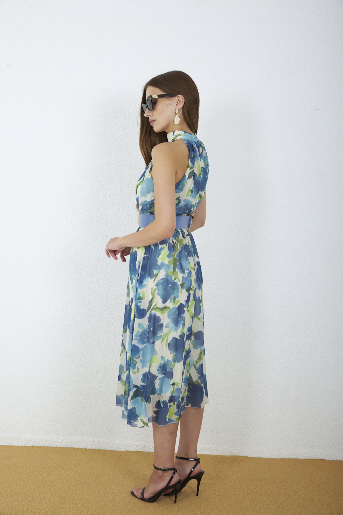 3432-Çiçek Desenli Kemerli Halter Yaka Midi Elbise