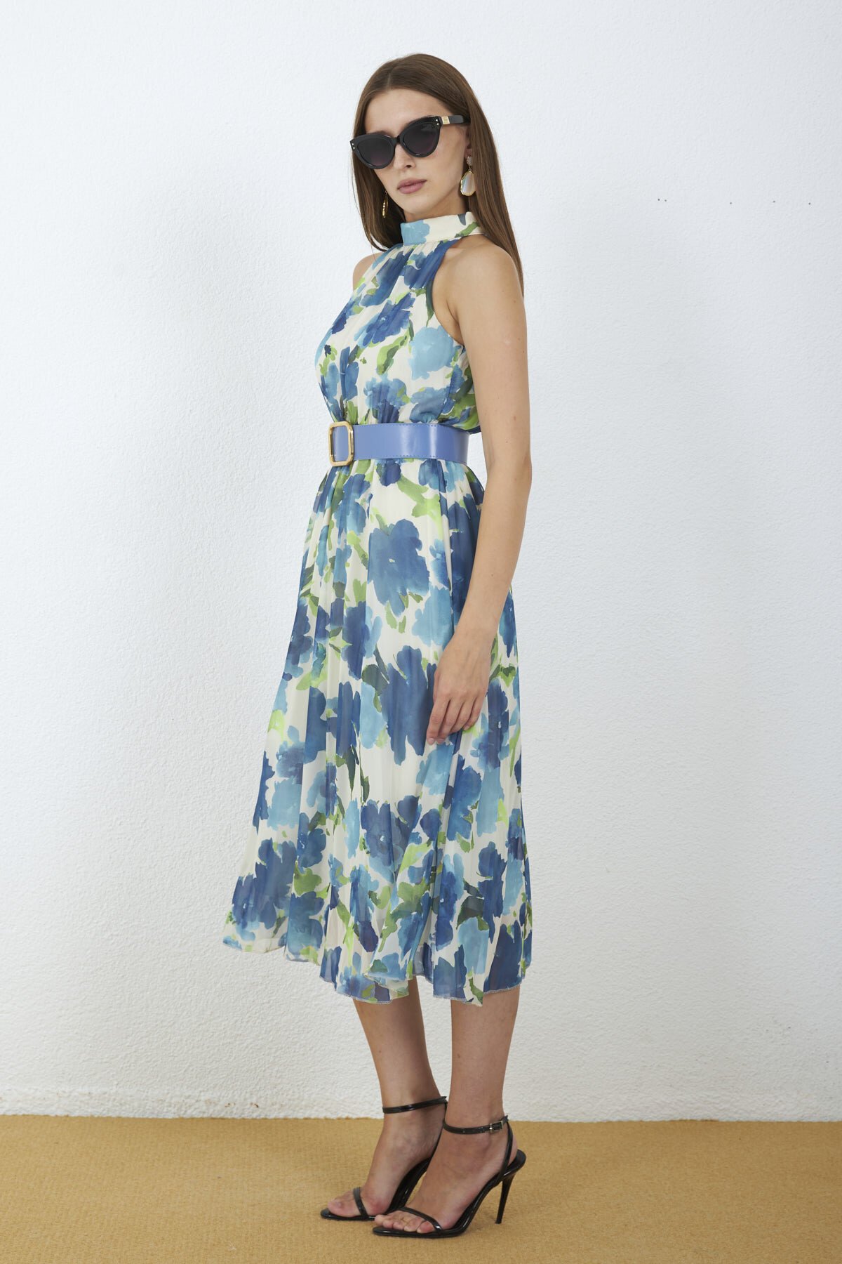 3432-Çiçek Desenli Kemerli Halter Yaka Midi Elbise
