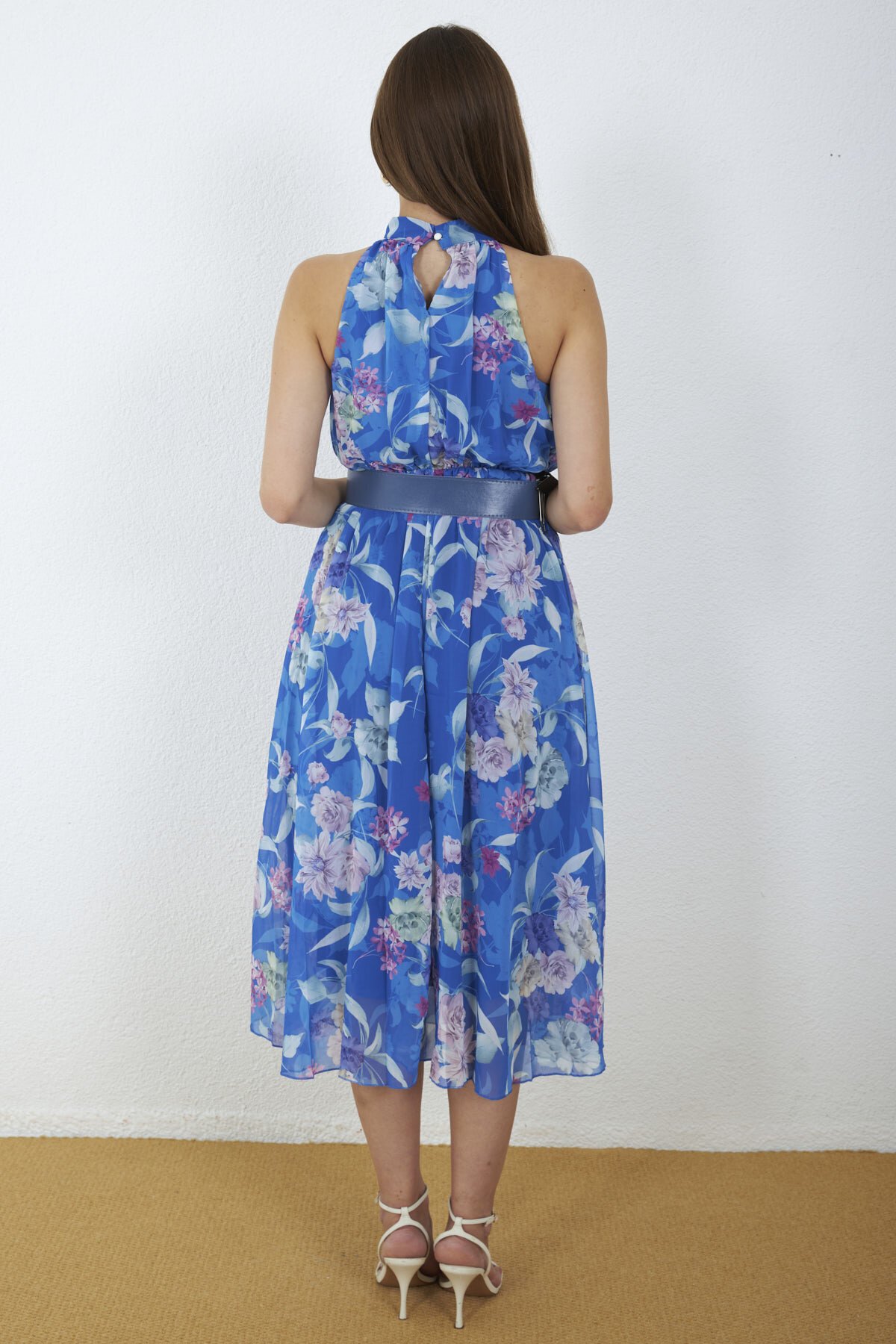 3432-Çiçek Desenli Kemerli Halter Yaka Midi Elbise
