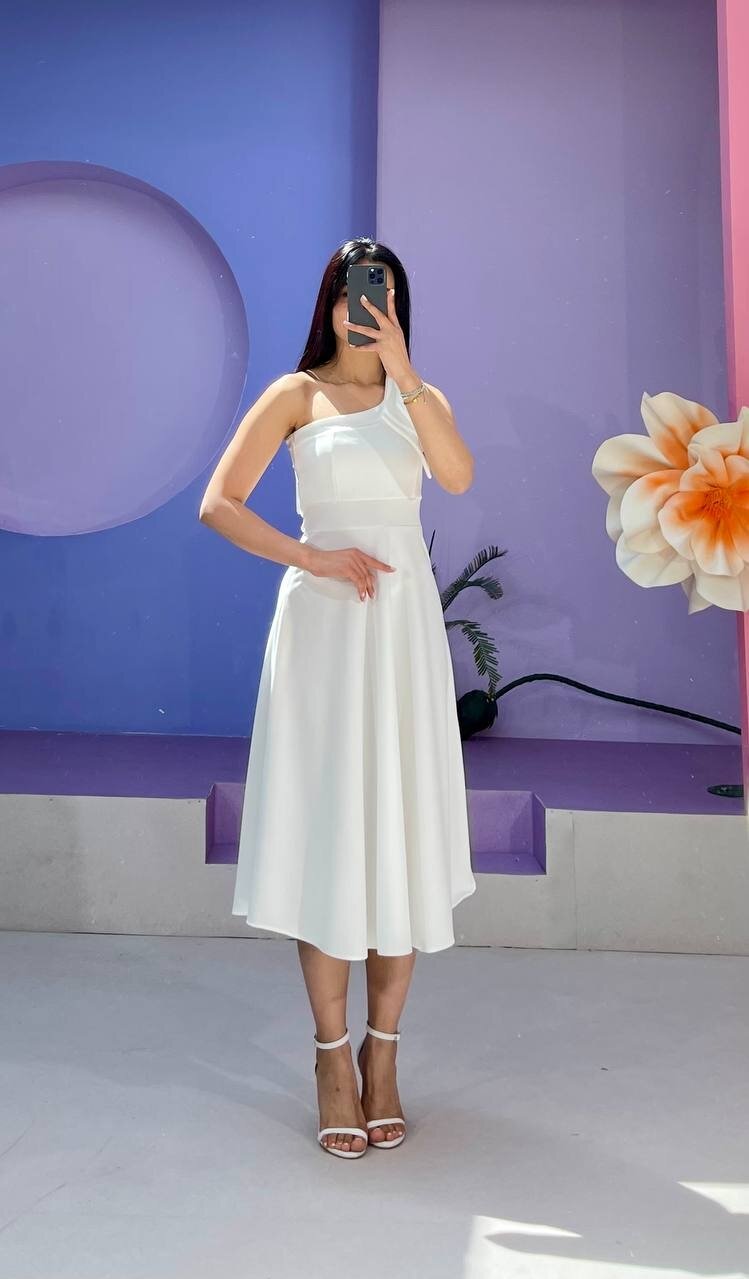 3443-BEYAZ TEK OMUZ FİYONK DETAY ELBİSE