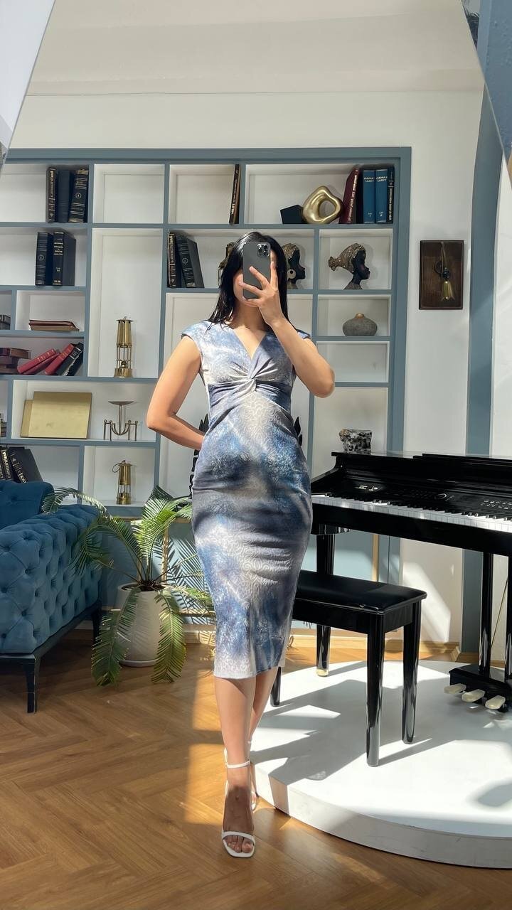 3510-MAVİ KARMAŞIK DESEN ÖNÜ DÜĞÜMLÜ ELBİSE