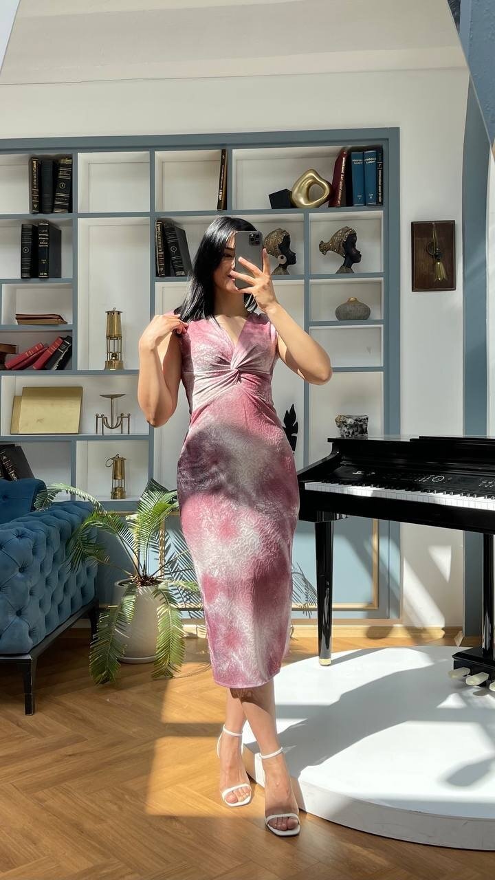 3510-PEMBE KARMAŞIK DESEN ÖNÜ DÜĞÜMLÜ ELBİSE