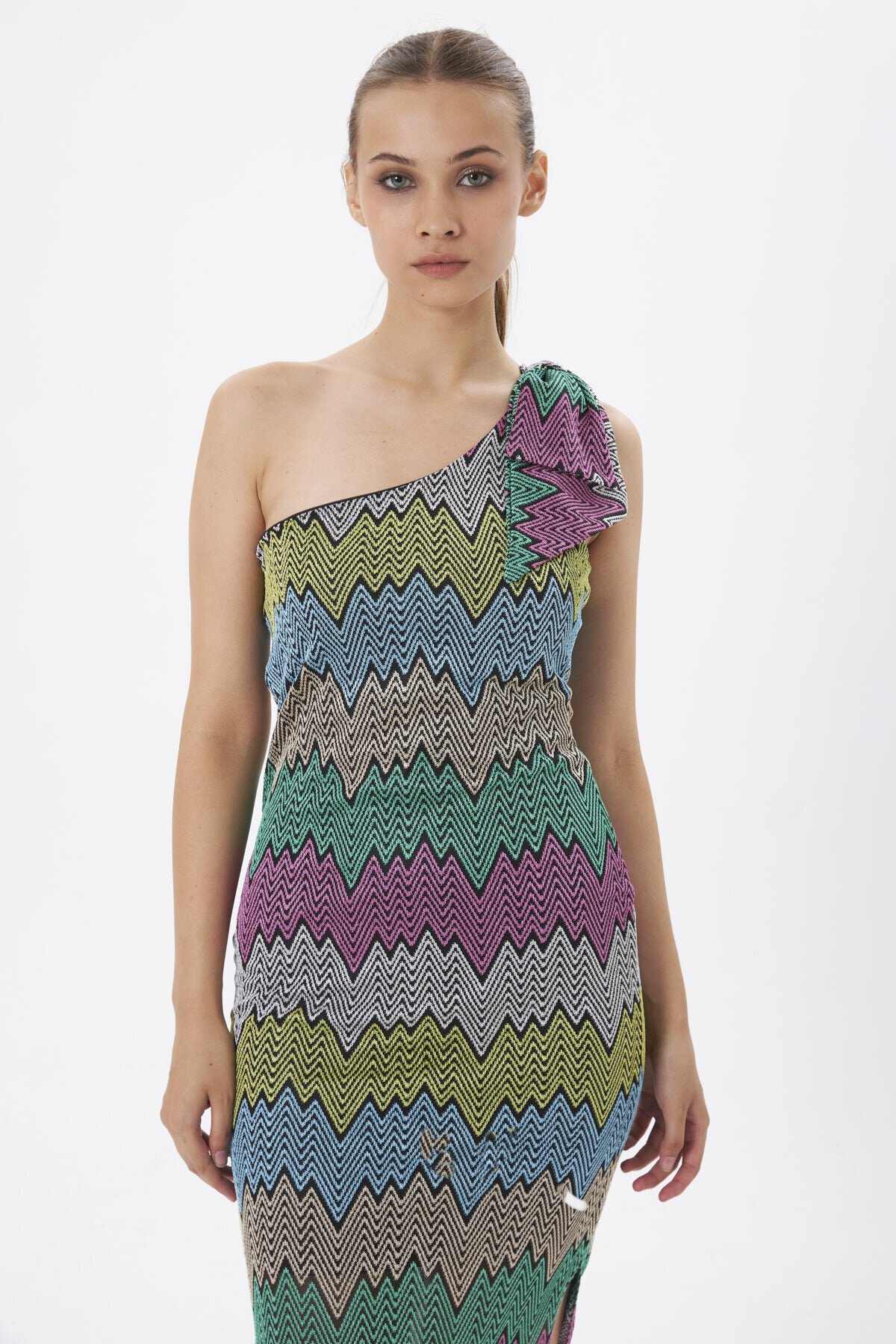 3556-Çok Renkli Zigzag Desenli Tek Omuz Yırtmaçlı Midi Elbise