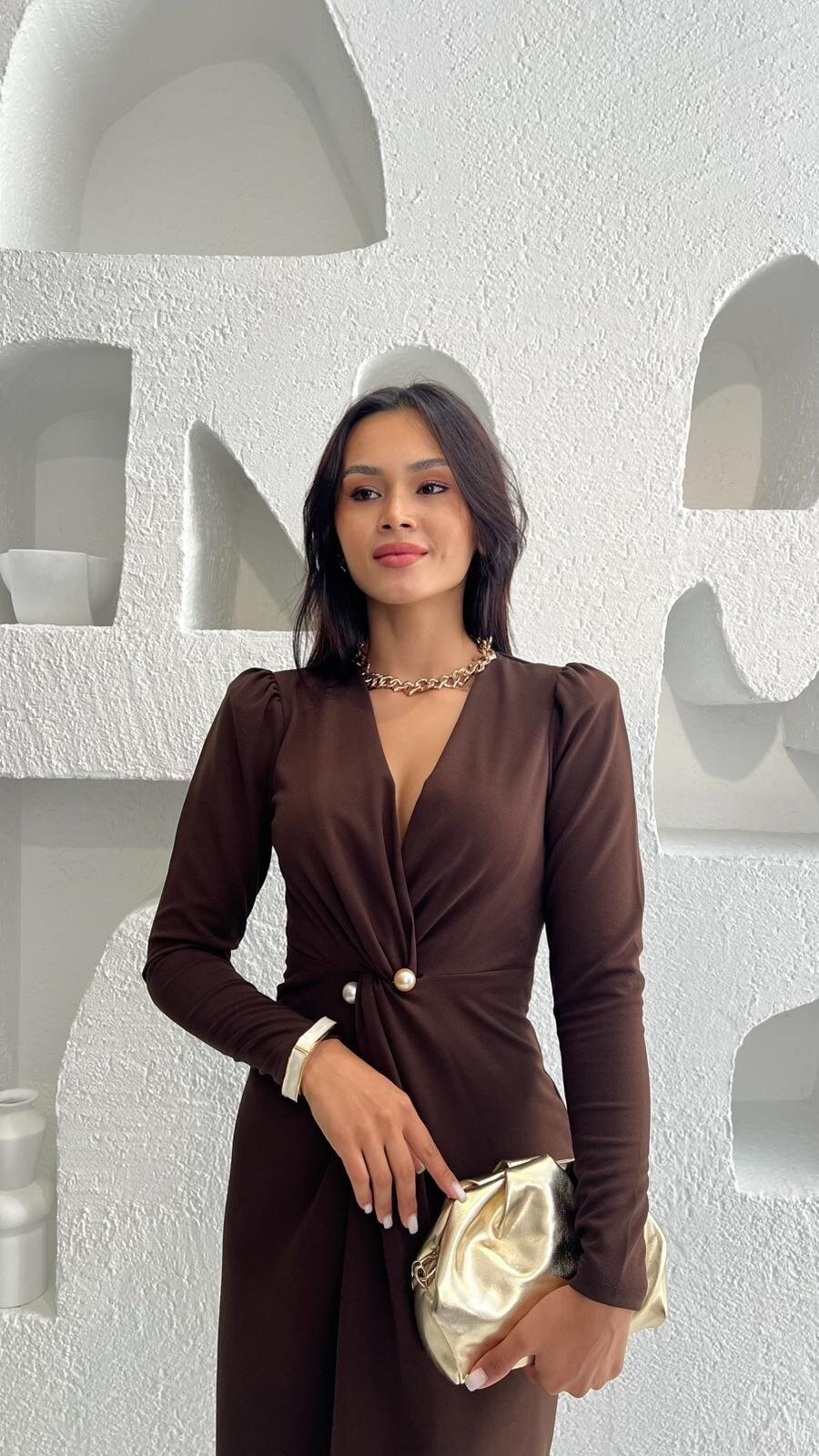 3588-KAHVERENGİ İNCİ BROŞ DETAY BÜZGÜLÜ ELBİSE