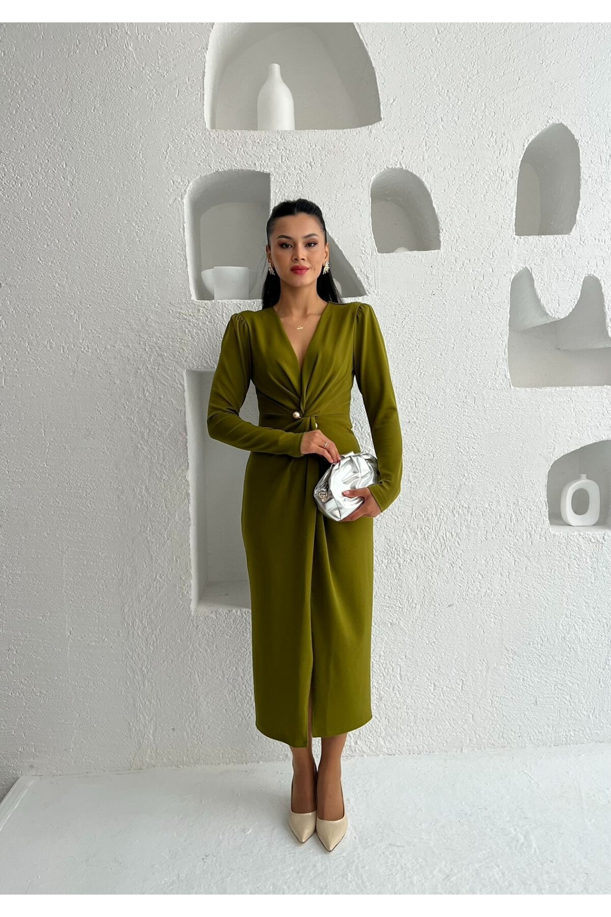 3588-OLİV  İNCİ BROŞ DETAY BÜZGÜLÜ ELBİSE