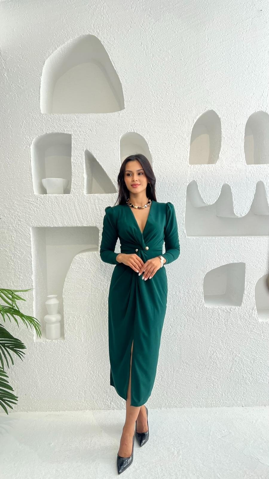 3588-ZÜMRÜT İNCİ BROŞ DETAY BÜZGÜLÜ ELBİSE