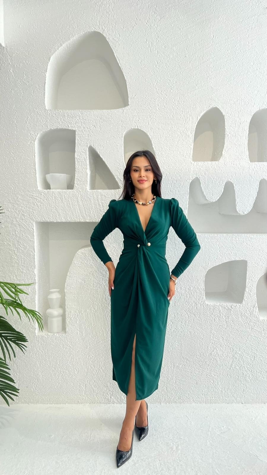 3588-ZÜMRÜT İNCİ BROŞ DETAY BÜZGÜLÜ ELBİSE