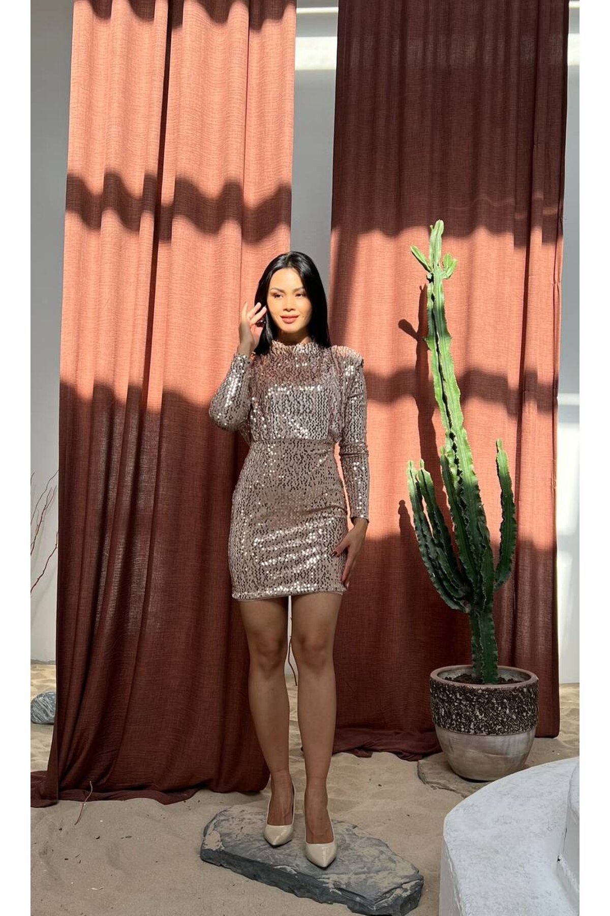 3651-BEJ BOĞAZLI OMUZLARI VATKALI PULPAYET ELBİSE