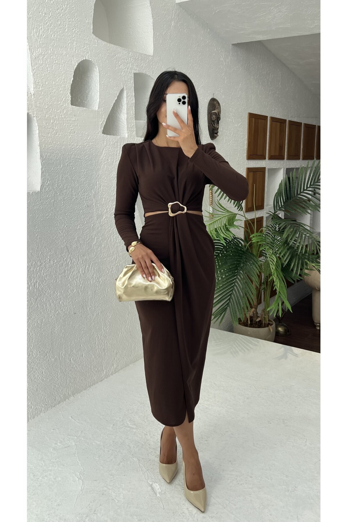 3655-KAHVERENGİ YANLARI AÇIK GOLD TOKA DETAYLI ELBİSE