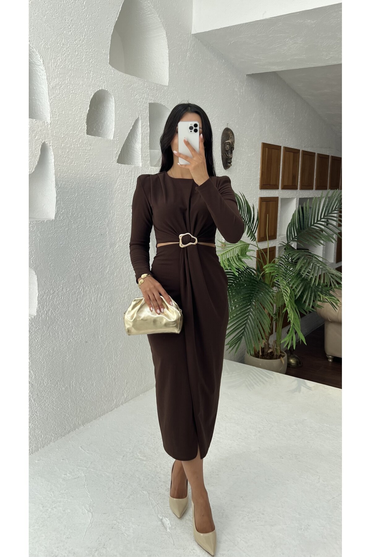 3655-KAHVERENGİ YANLARI AÇIK GOLD TOKA DETAYLI ELBİSE