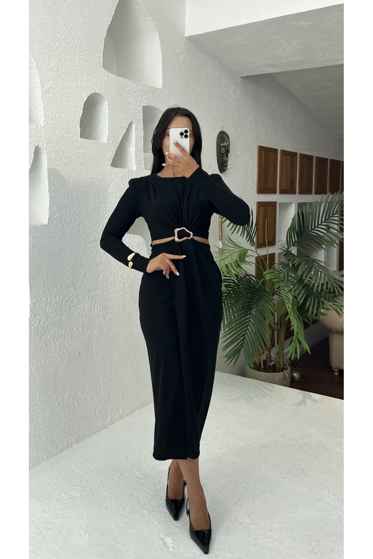 3655-SİYAH YANLARI AÇIK GOLD TOKA DETAYLI ELBİSE