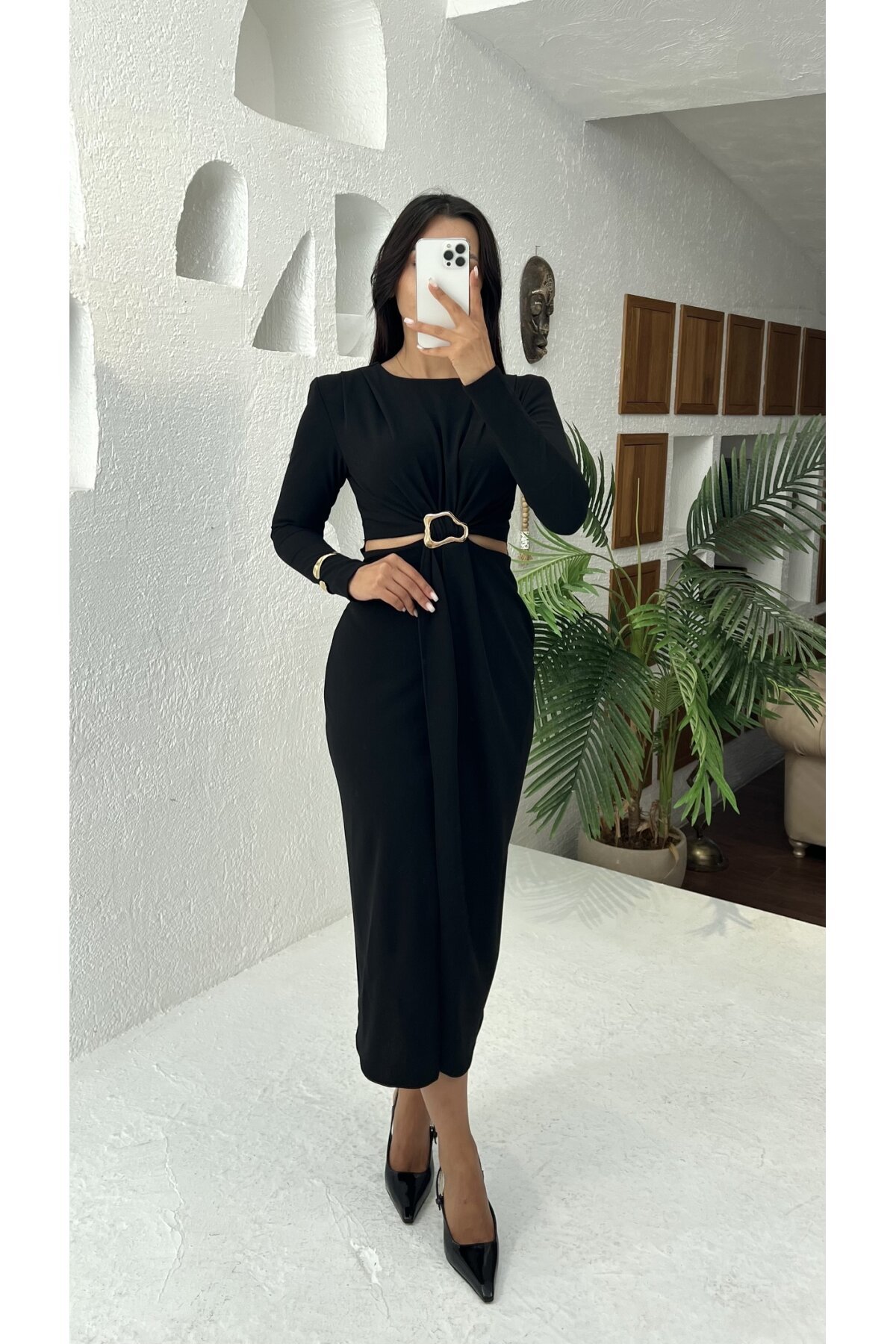 3655-SİYAH YANLARI AÇIK GOLD TOKA DETAYLI ELBİSE