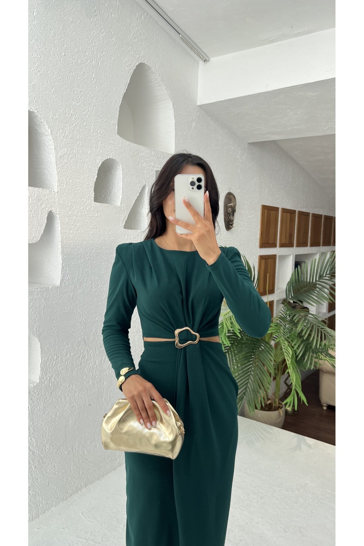 3655-ZÜMRÜT YANLARI AÇIK GOLD TOKA DETAYLI ELBİSE