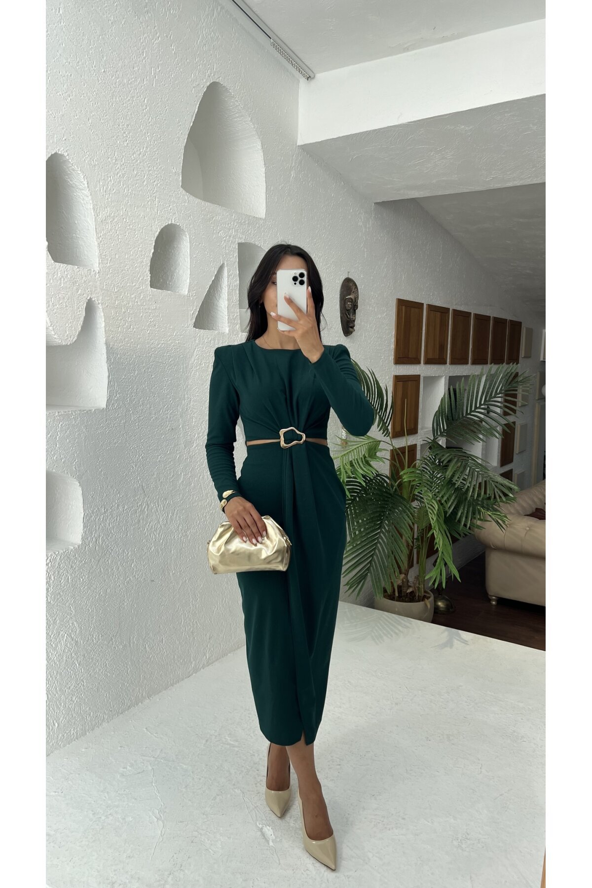 3655-ZÜMRÜT YANLARI AÇIK GOLD TOKA DETAYLI ELBİSE