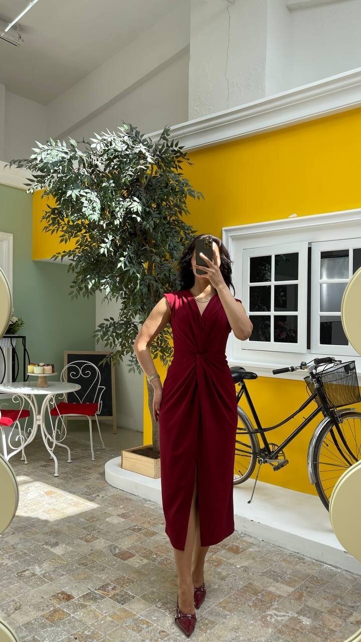 3698-BORDO ÖNÜ BÜZGÜLÜ ELBİSE