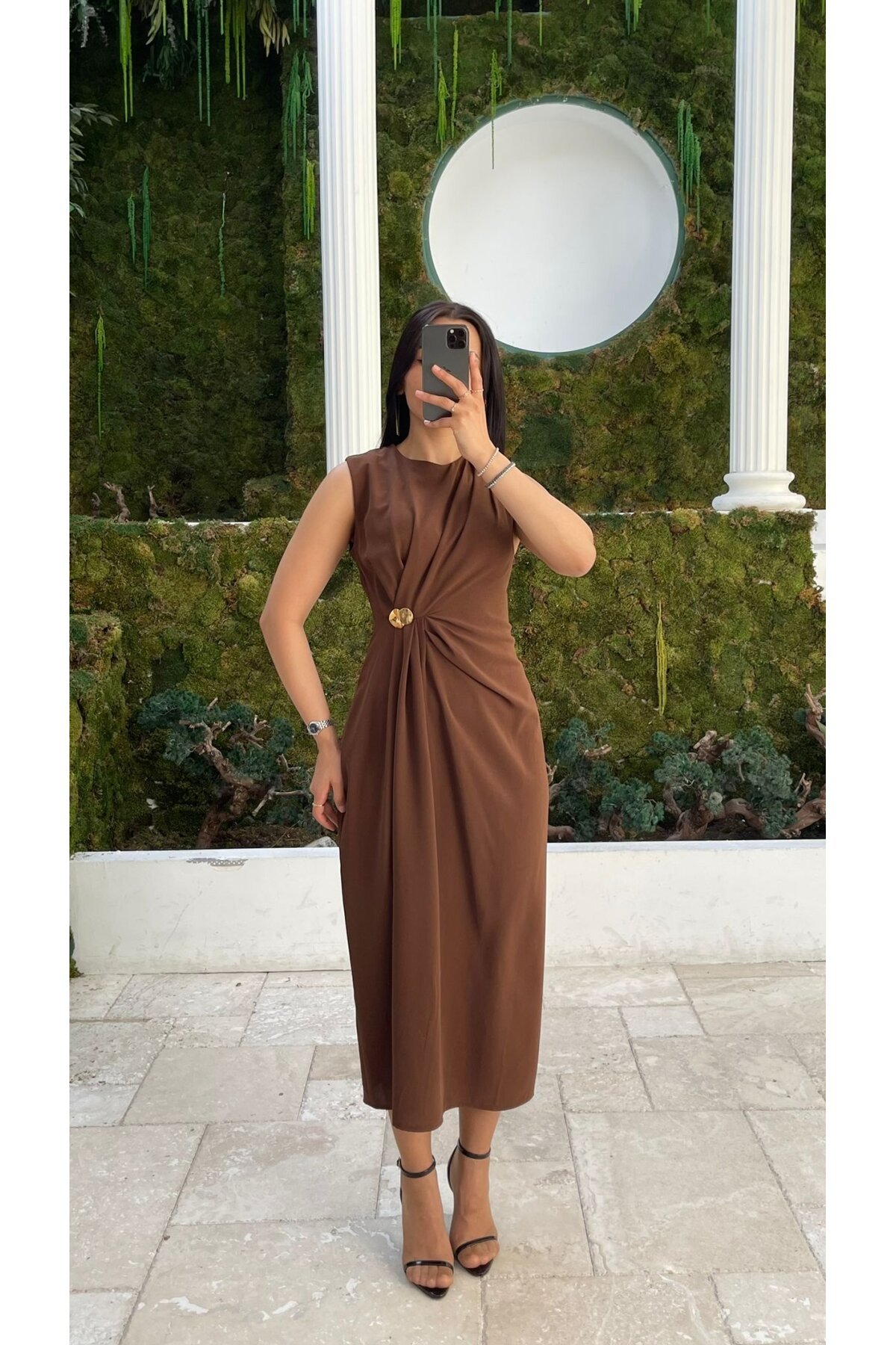 3718-KAHVERENGİ ASİMETRİK BROŞLU ELBİSE