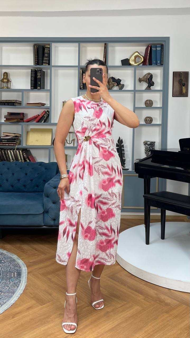 3736-PEMBE ÇİÇEK DESEN BROŞLU ELBİSE