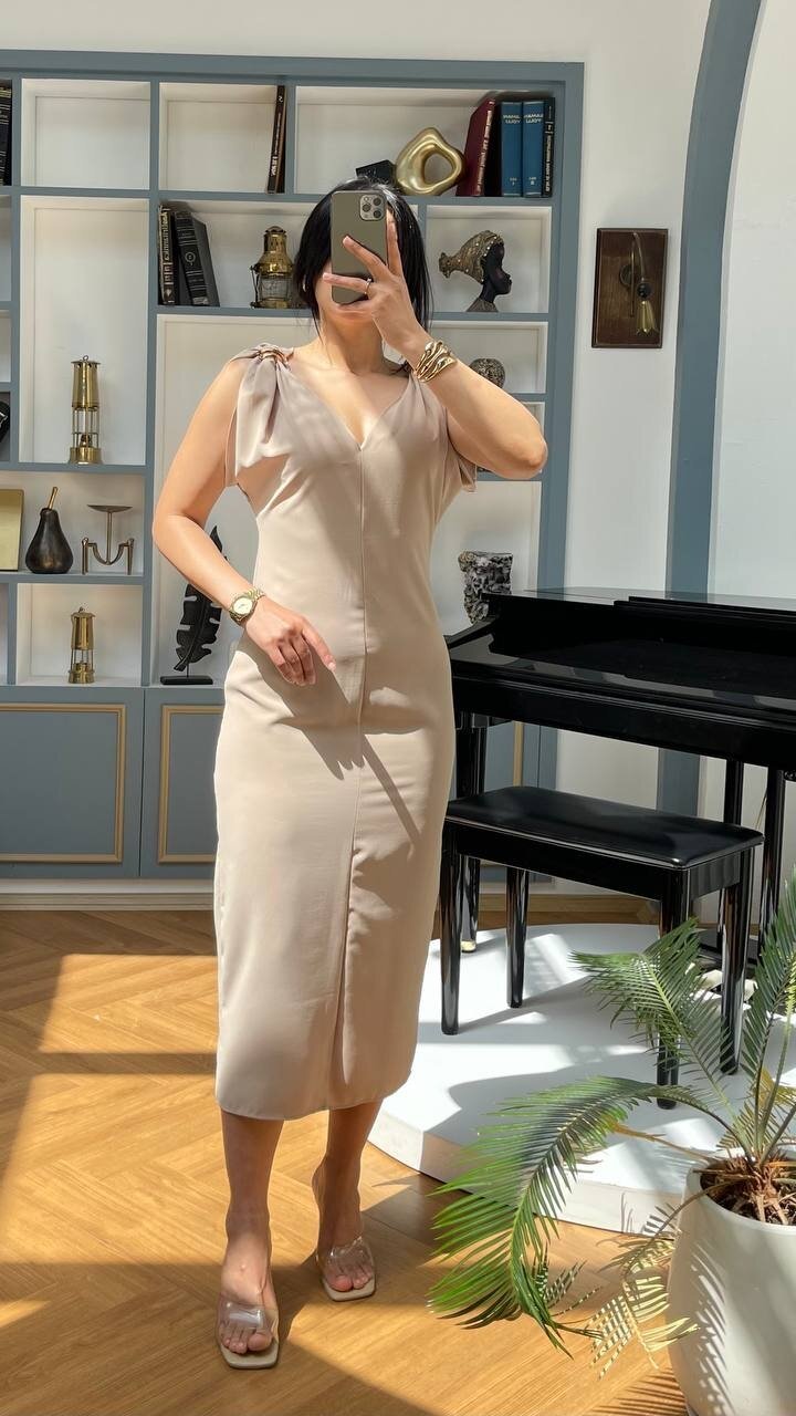 3746-BEJ OMUZLARI TOKA DETAY ELBİSE