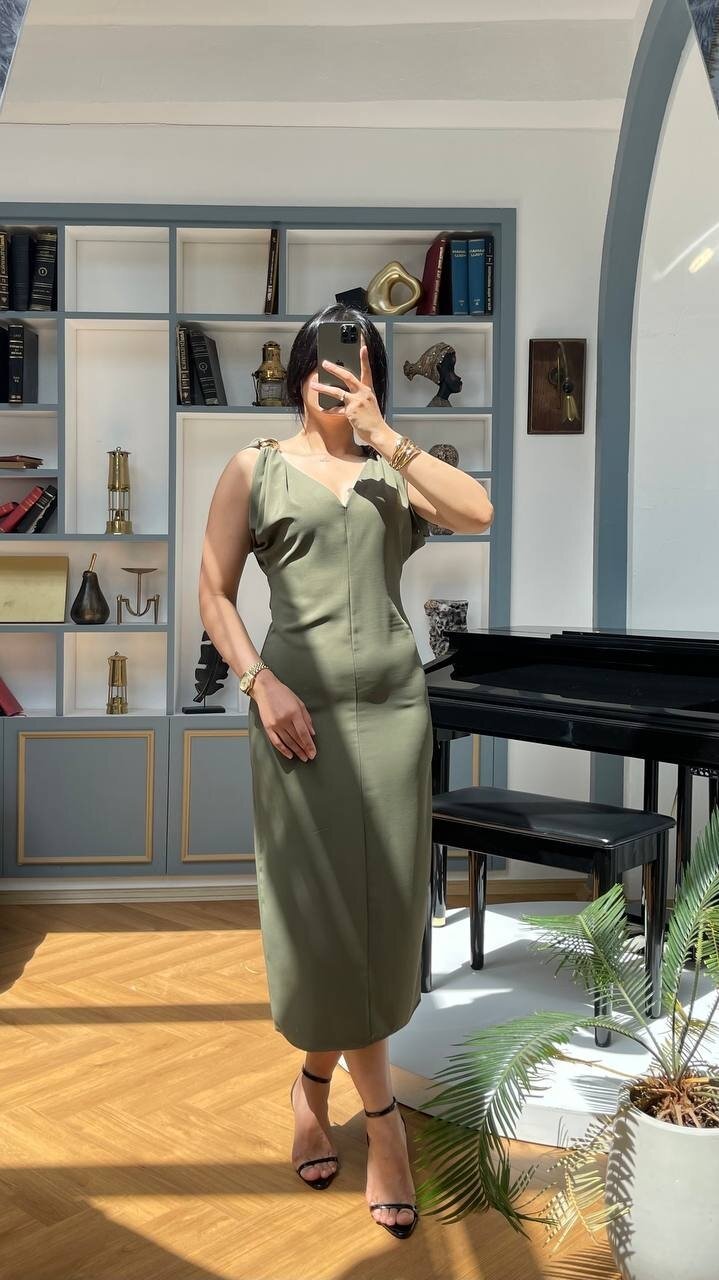 3746-HAKİ OMUZLARI TOKA DETAY ELBİSE