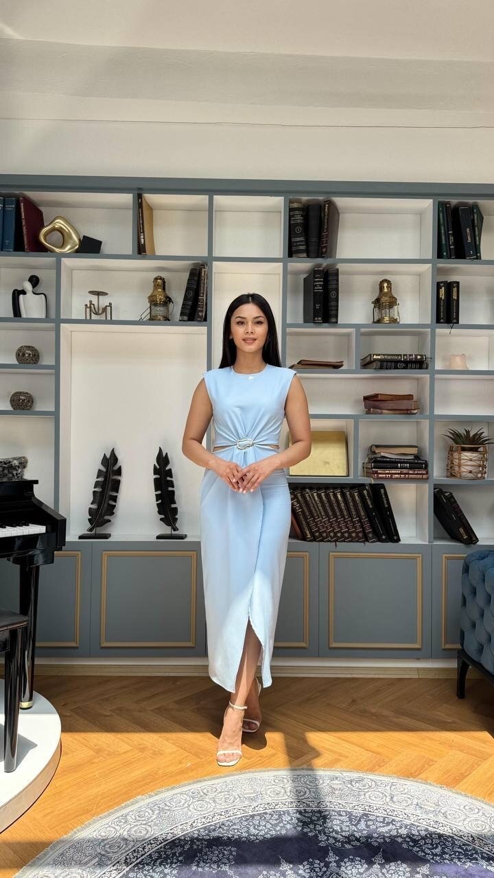 3755-MAVİ BÖBREK PENCERELİ TOKALI ELBİSE