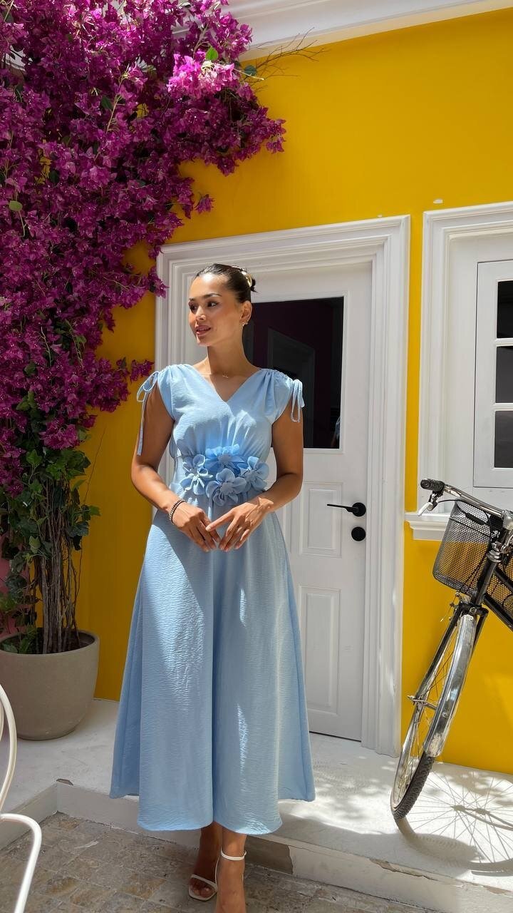 3798-MAVİ GÜL BROŞ DETAY ELBİSE