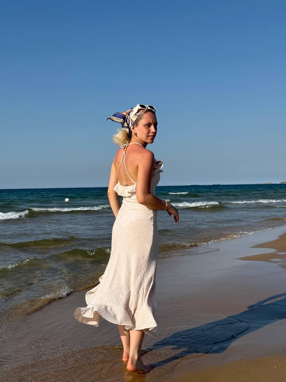 3802-BEJ YIRTMAÇ FIRFIR DETAY ELBİSE