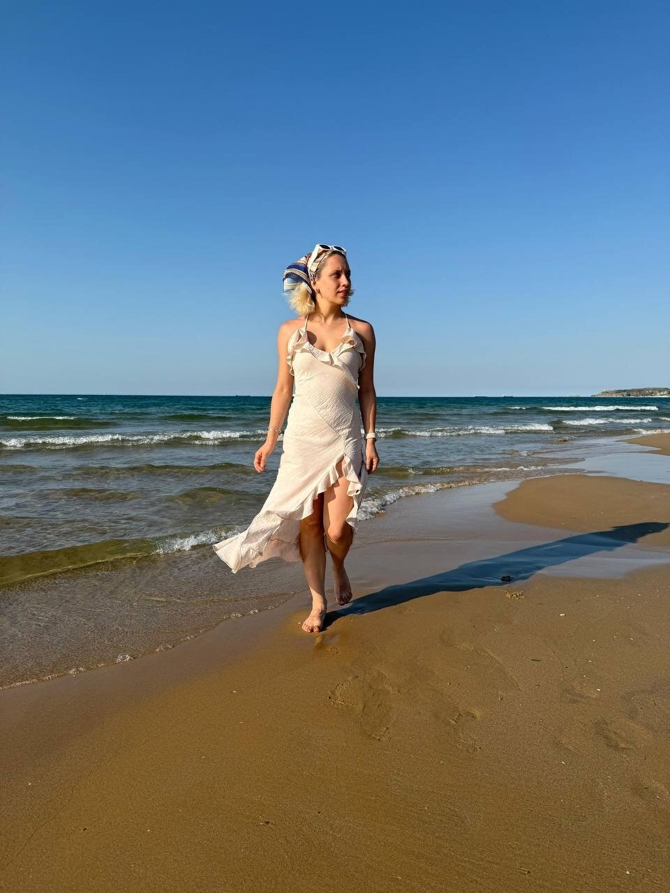 3802-BEJ YIRTMAÇ FIRFIR DETAY ELBİSE