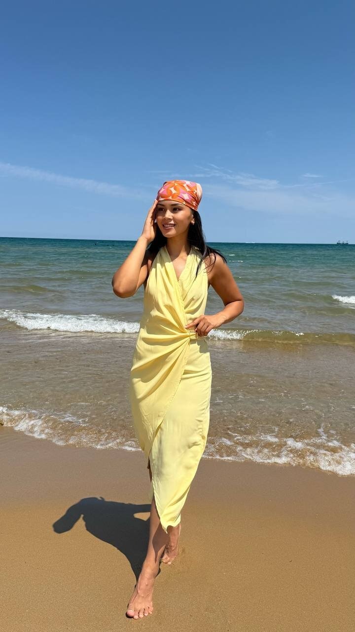 3803-SARI DERİN GÖĞÜS DEKOLTELİ TOKALI ELBİSE