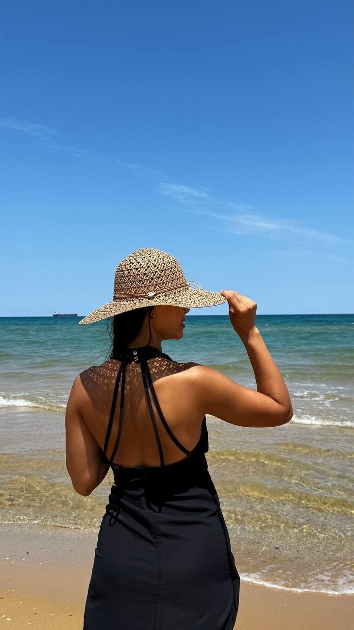 3803-SİYAH DERİN GÖĞÜS DEKOLTELİ TOKALI ELBİSE