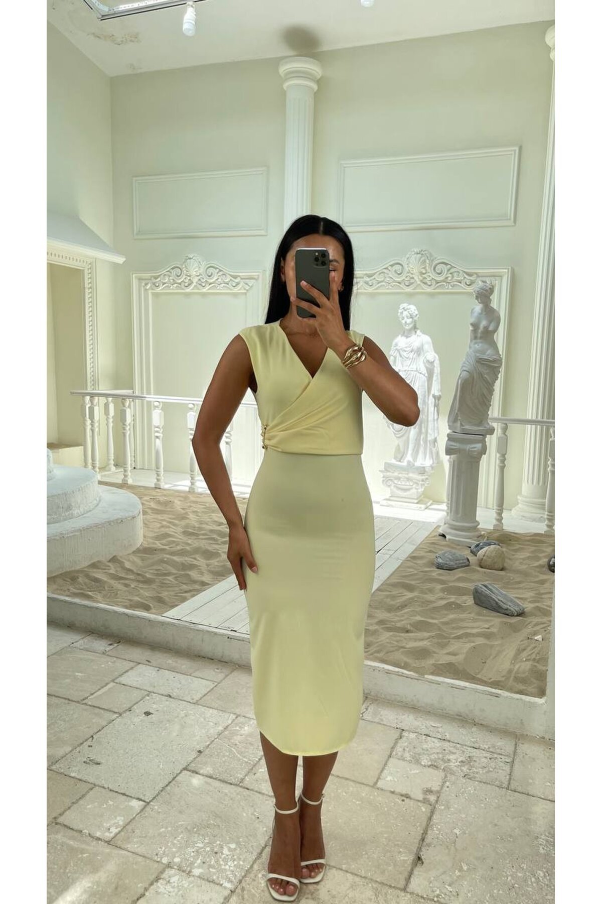 3806-SARI ANVELOK DETAY BROŞLU ELBİSE