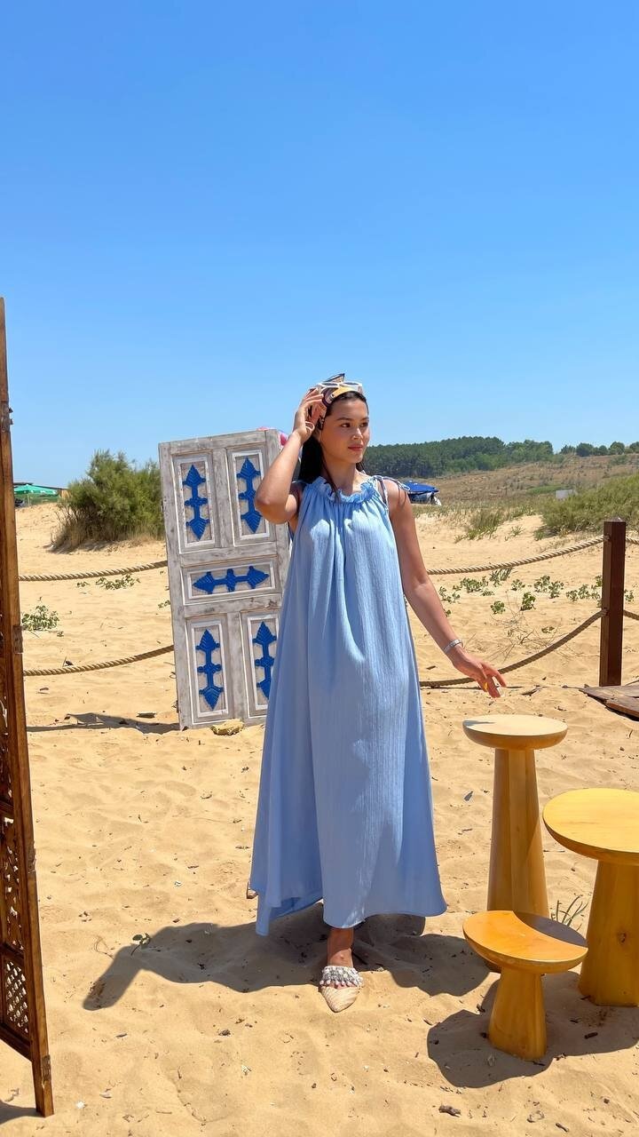 3807-MAVİ HALTER YAKA KRİNKIL KUMAŞ ELBİSE