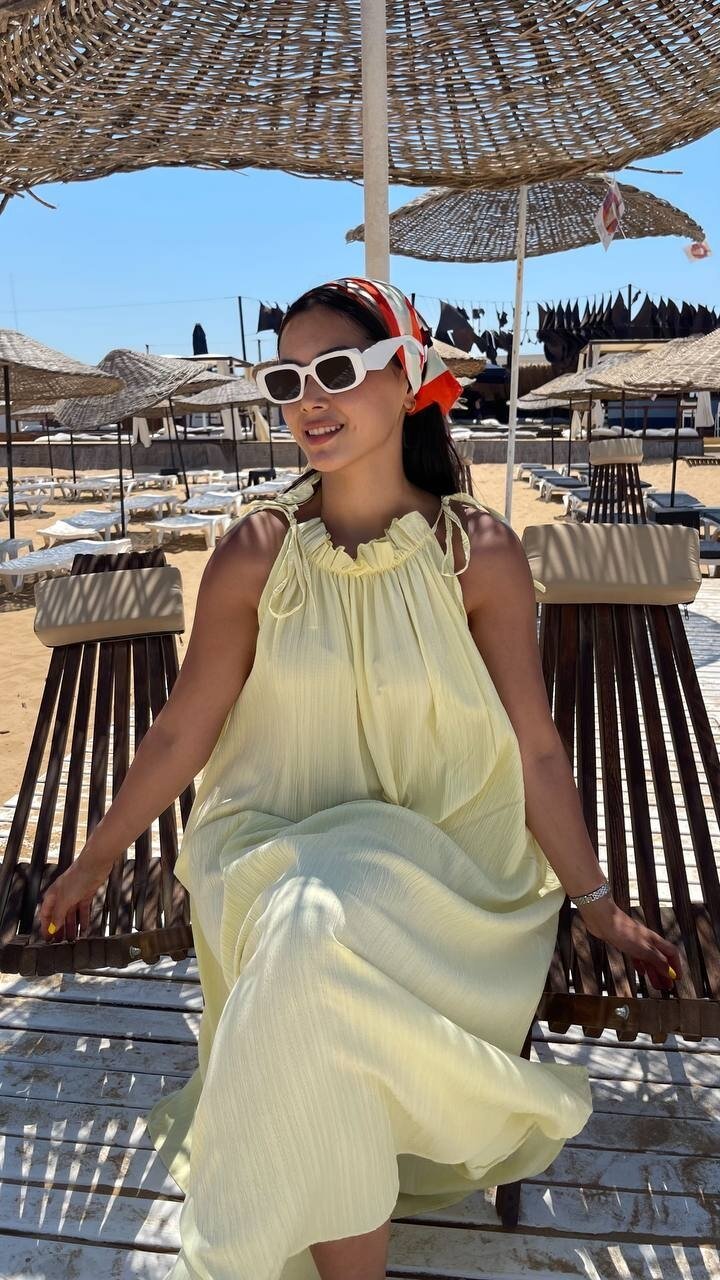 3807-SARI HALTER YAKA KRİNKIL KUMAŞ ELBİSE