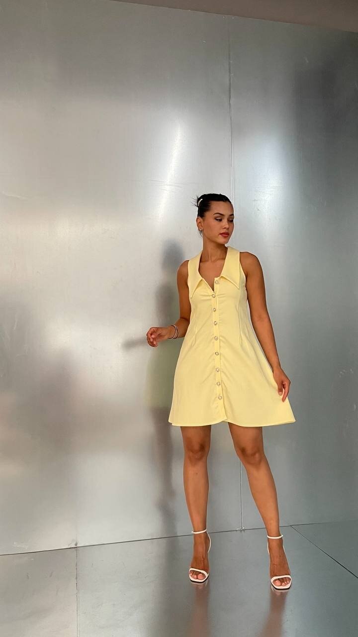 3808-SARI BEBE YAKA TOP DÜĞMELİ ELBİSE