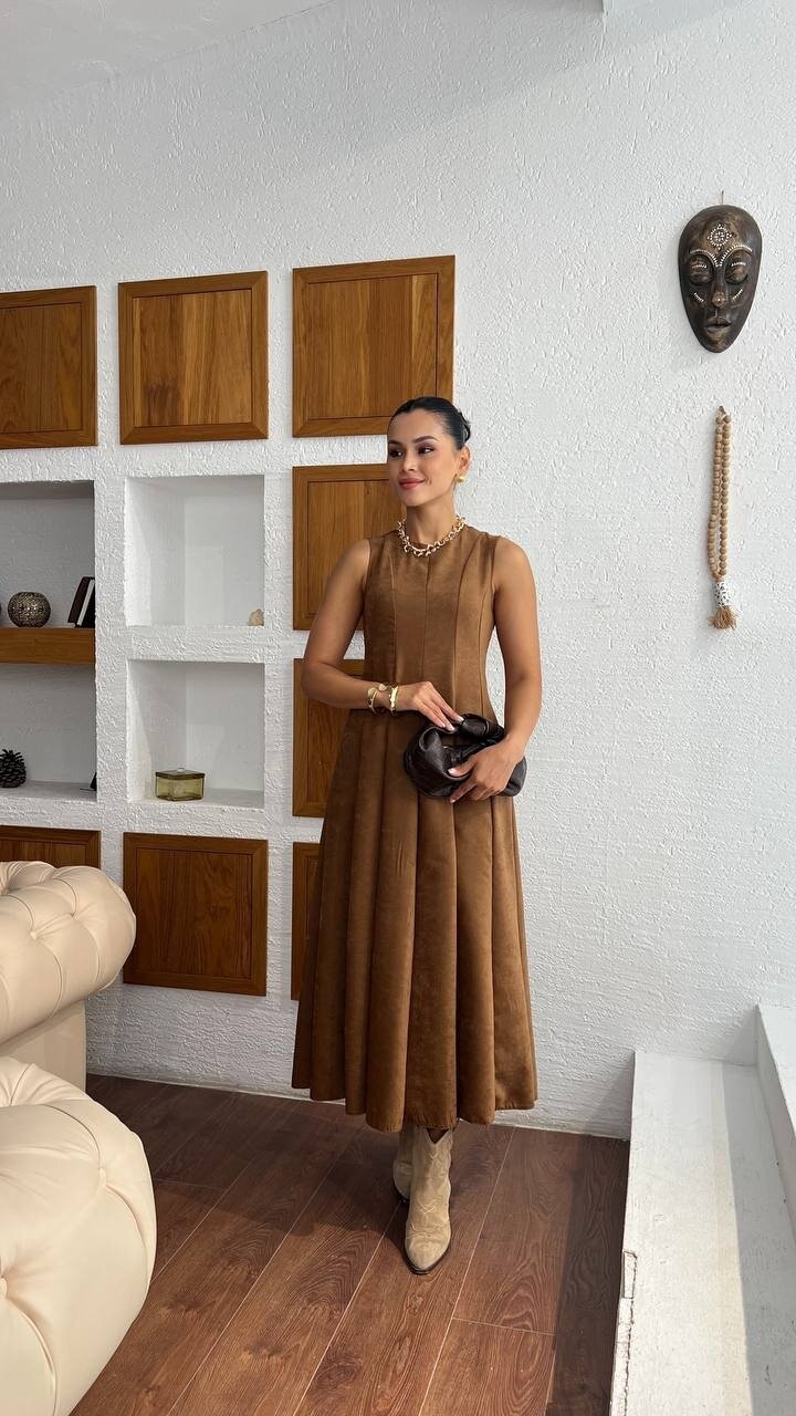 3825-TABA SÜET KUMAŞ SIFIR KOL KİLOŞ ELBİSE