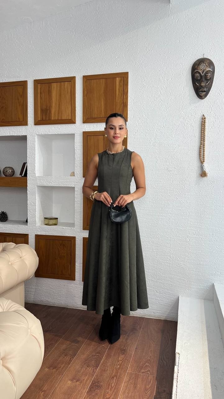 3825-HAKİ SÜET KUMAŞ SIFIR KOL KİLOŞ ELBİSE