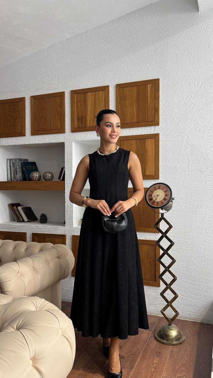 3825-SİYAH SÜET KUMAŞ SIFIR KOL KİLOŞ ELBİSE