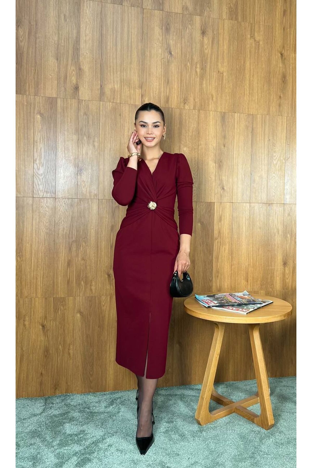 3830-BORDO GÖĞÜS ALTI DRAPELİ BROŞLU ELBİSE