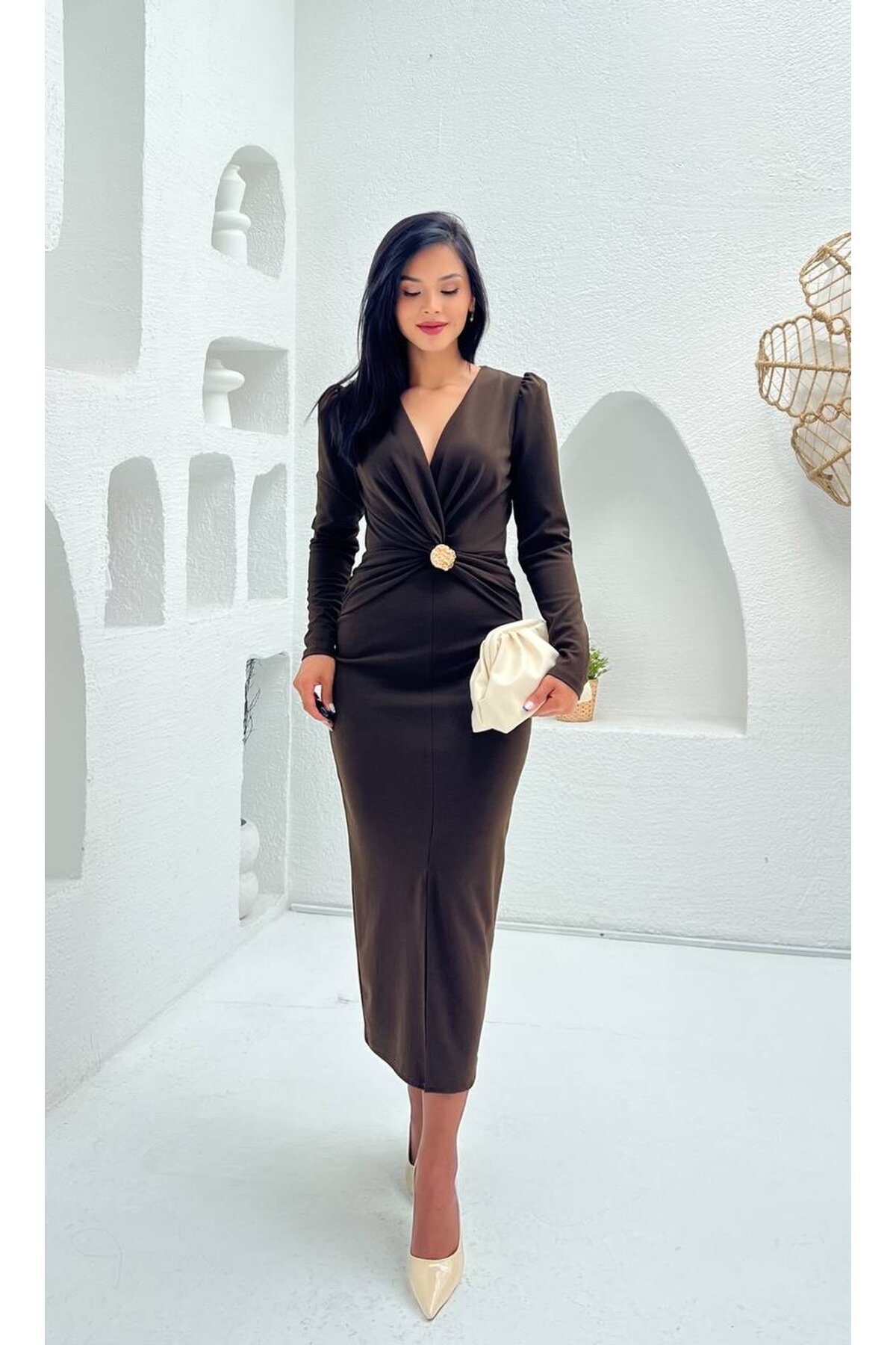 3830-KAHVE GÖĞÜS ALTI DRAPELİ BROŞLU ELBİSE