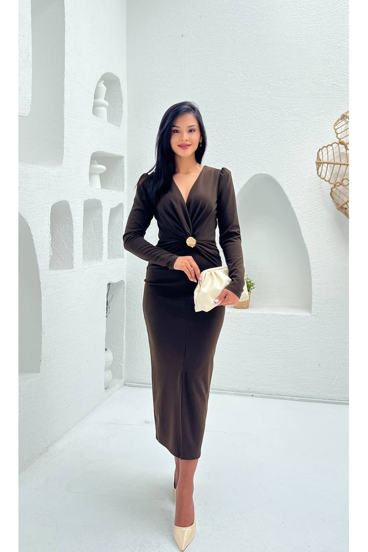 3830-KAHVE GÖĞÜS ALTI DRAPELİ BROŞLU ELBİSE